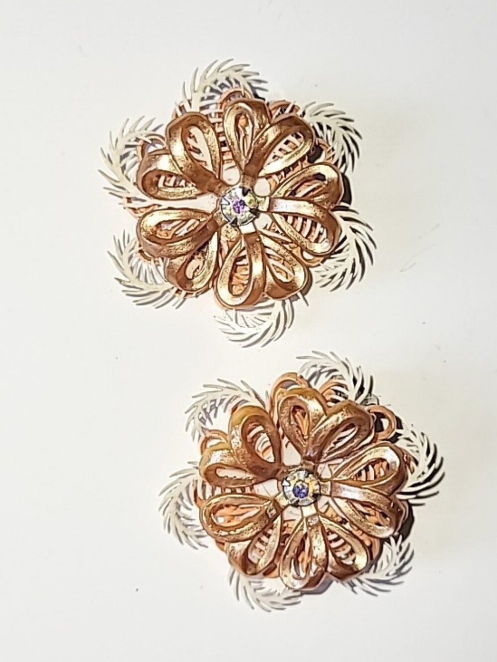 SOFT PLASTIC FEATHERY CLIP EARRINGS - PEACH & OFF WHITE VINTAGE